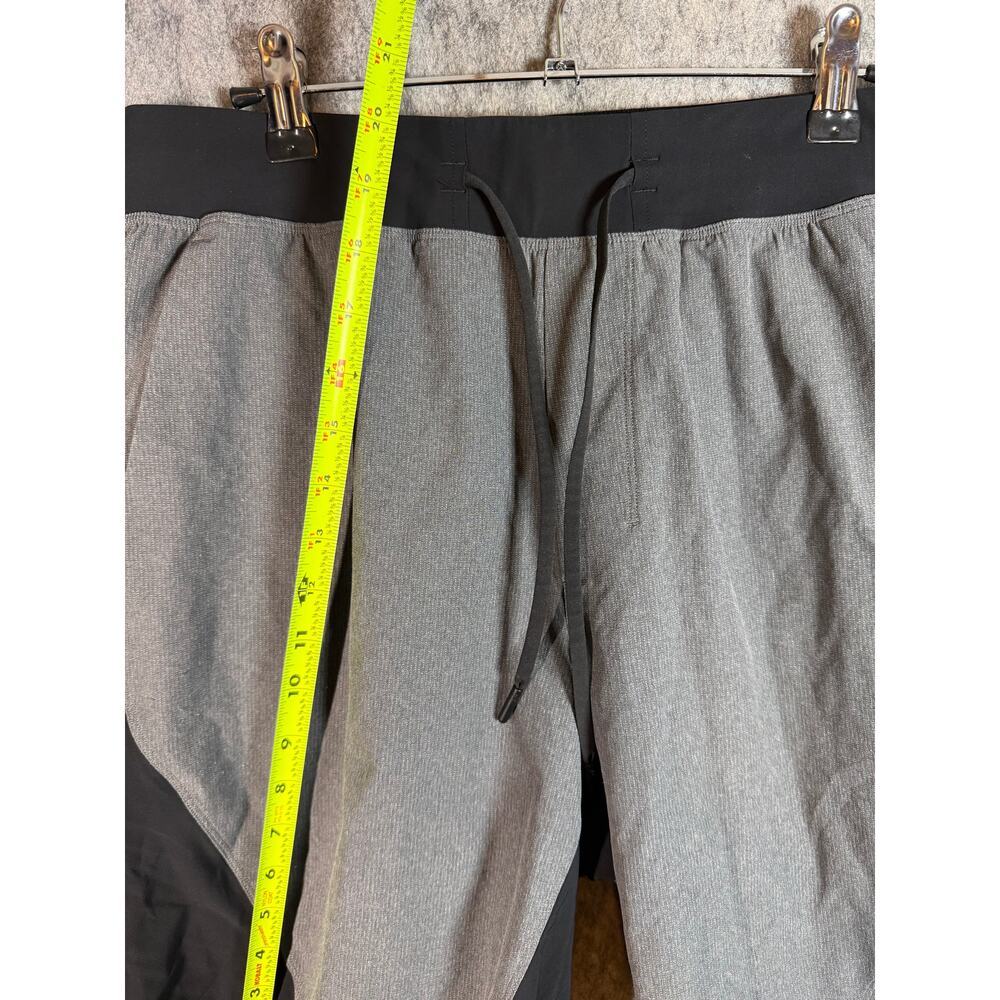 Lululemon Namaste At The Beach Mens Large 9" Gray Black Lined Athletic Shorts - Picture 7 of 8